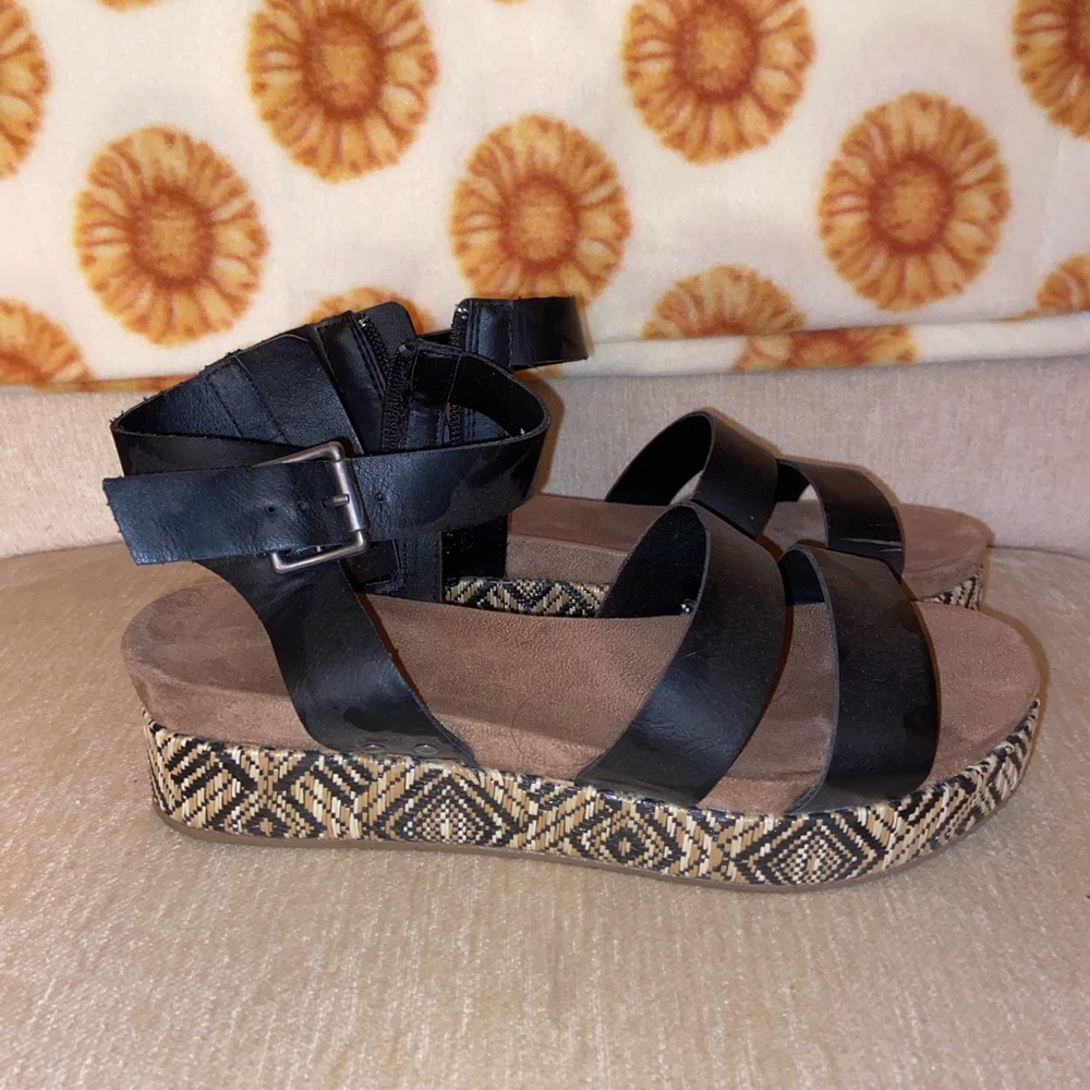 Woman’s size 8 sandals